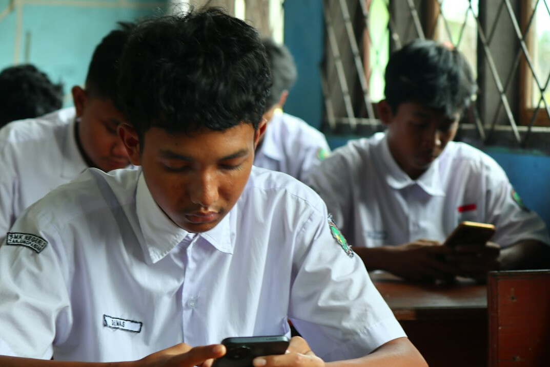 kids learning to code in classroom
